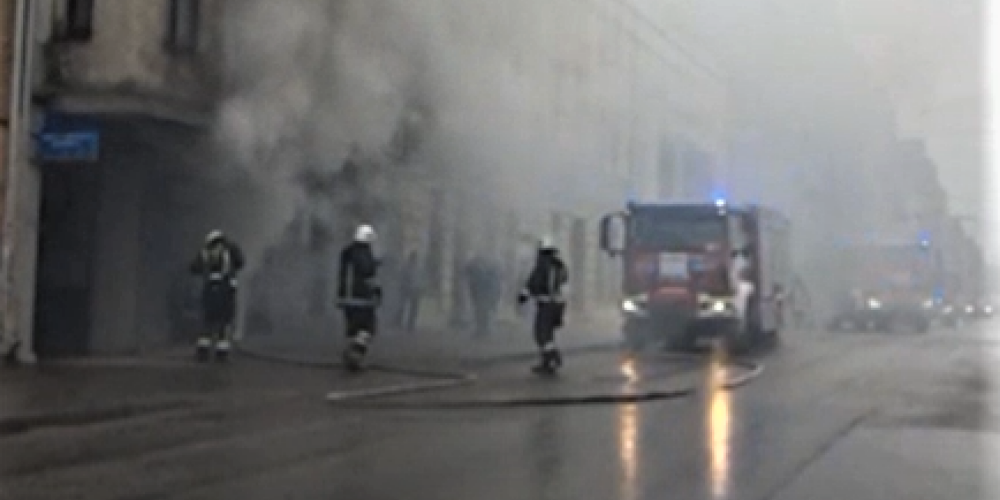 Čaka ielā Rīgā no degošas ēkas evakuēti 14 cilvēki