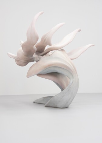 Margerita Imo (Marguerite Humeau) Dejotāji (The Dancers) III & IV, 2019 Divi jūras zīdītāji piesauc augstākus garīgos spēkus. Polistirēns, poliuretāna sveķi, stikla šķiedra, tērauda skelets, piesārņojuma daļiņas. Ar mākslinieka un C L E A R I N G (Ņujorka/Brisele) atļauju