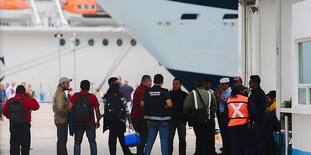 Bailēs par koronavīrusu Jamaikas noraidītais kruīza kuģis ar 6000 cilvēkiem piestājis Meksikā