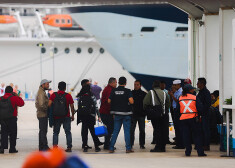 Kruīza kuģa pasažieri gaida medicīniskos rezultātus, lai varētu droši izkāpt krastā.