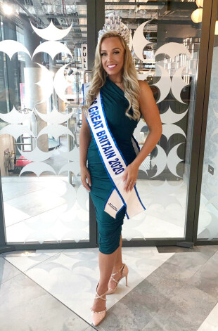 Dženifera Atkina, kļūstot par 2020.gada "Mis Lielbritānija".