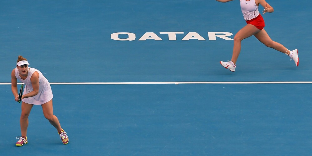 Ostapenko ar Dabrovski cieš zaudējumu Dohas WTA "Premier" dubultspēļu finālā