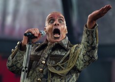 "Rammstein" ir uzauguši sociālistiskajā Austrumvācijā, un solists Tils Lindemans paudis, ka viņi necieš nacistus un ir kreisi noskaņoti.