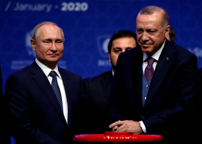 Erdoans pieprasa Putinam "aizvākties no ceļa" Sīrijā