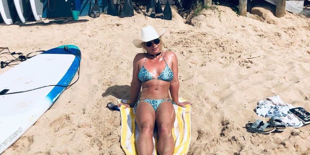 Бритни Спирс поделилась новыми фото в бикини с отдыха на острове Мауи