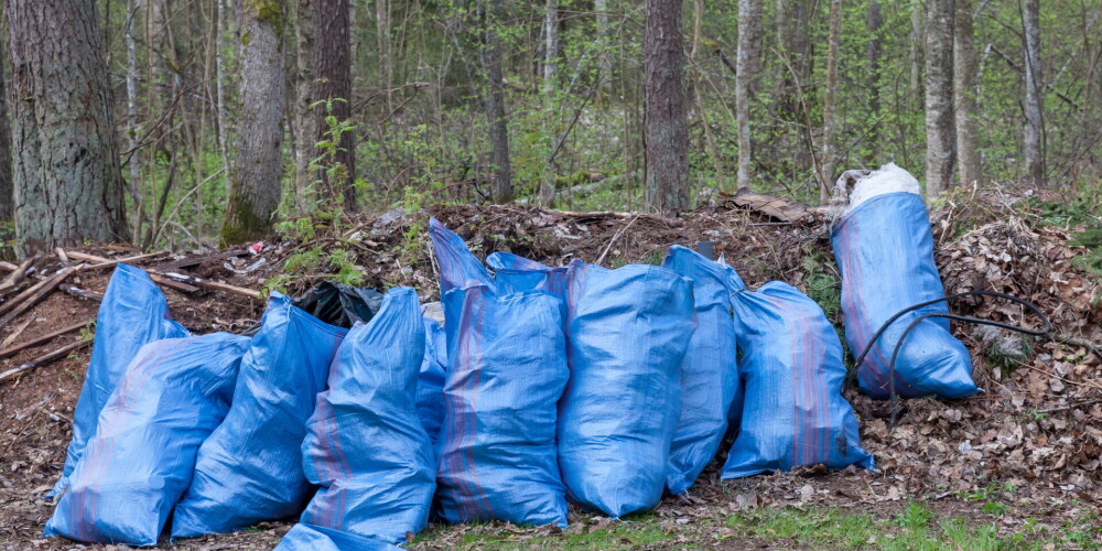 Latvijas valsts mežos pērn savākts lielākais atkritumu apmērs pēdējos desmit gados