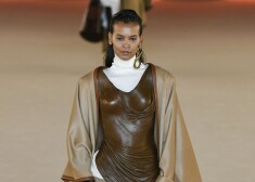 Tūkstoš smilšu nokrāsas, tuksneša ziedi un luksusa latekss: ar ko sajūsmina jaunākā "Balmain" sieviešu mode Parīzē