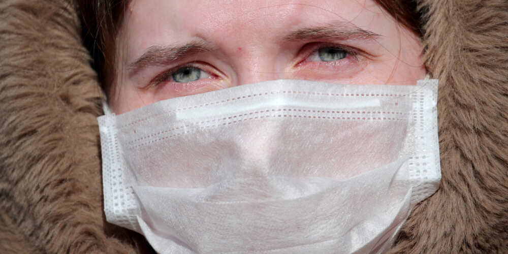 ASV medicīnas eksperts uzsver: sejas maskas no koronavīrusa nepasargās, tās tieši var palielināt risku inficēties