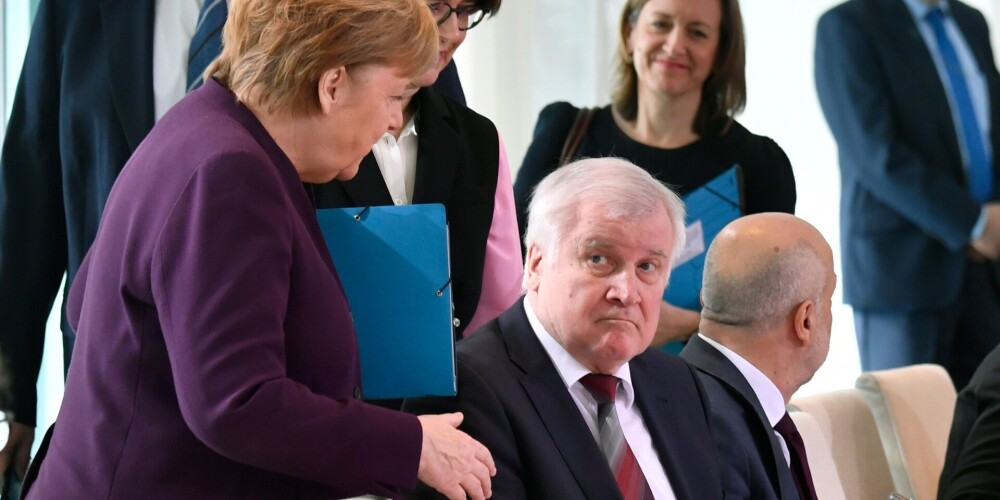 VIDEO: baidoties no vīrusiem, Vācijas ministrs atsaka rokasspiedienu Merkelei