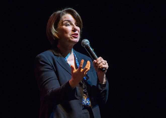 Klobušāra izstāsies no cīņas par Balto namu un paudīs atbalstu Baidenam