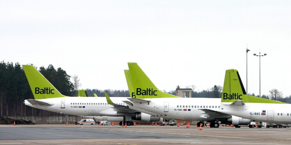 Экипаж рейса airBaltic, которым летела первая в Латвии пациентка с коронавирусом, временно не будет выполнять свои рабочие обязанности
