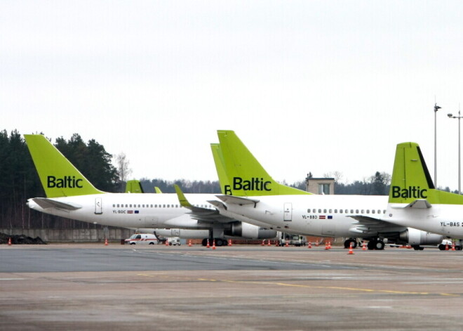 Экипаж рейса airBaltic, которым летела первая в Латвии пациентка с коронавирусом, временно не будет выполнять свои рабочие обязанности