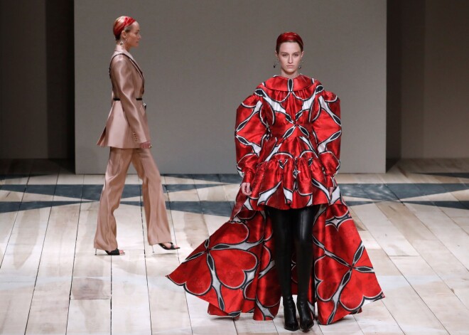 Parīzes augstās sieviešu modes nedēļa: " Alexander McQueen" rudens/ziema 2020/2021