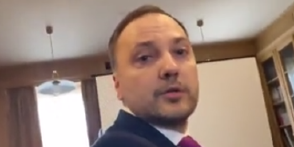 VIDEO: "Netaisiet bērnudārzu!" - Artuss Kaimiņš ar iekšlietu ministru Saeimā cīnās par krēslu