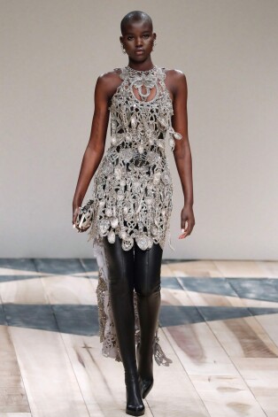 Smalki izšuvumi un augstvērtīgi tamborējumi. " Alexander McQueen" rudens/ziema 2020/2021. Parīzes modes nedēļa