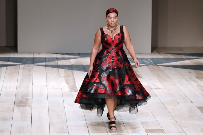 Lielāka izmēra modeles integrēšana augstās modes skatē. " Alexander McQueen" rudens/ziema 2020/2021. Parīzes modes nedēļa