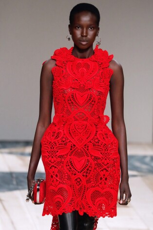 Sirds motīva mežģines un koši sarkanā ķeltu tautastērpa krāsa." Alexander McQueen" rudens/ziema 2020/2021. Parīzes modes nedēļa