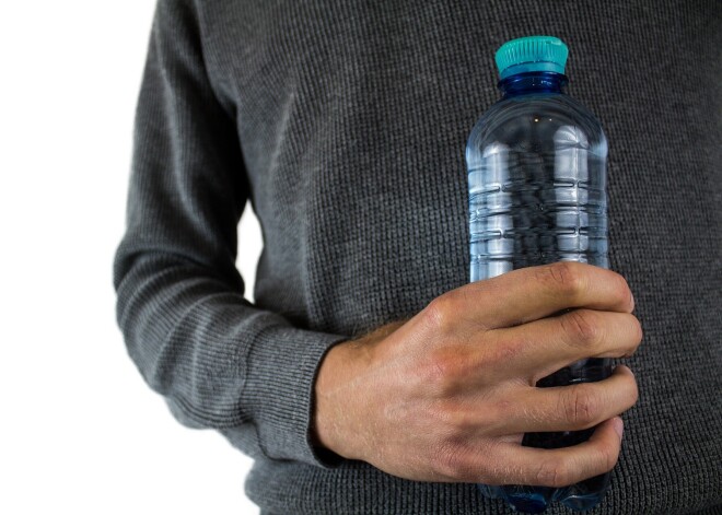 "Rimi" Baltijas valstīs ievieš no plastmasas pudelēm pārstrādātus iepirkumu maisiņus