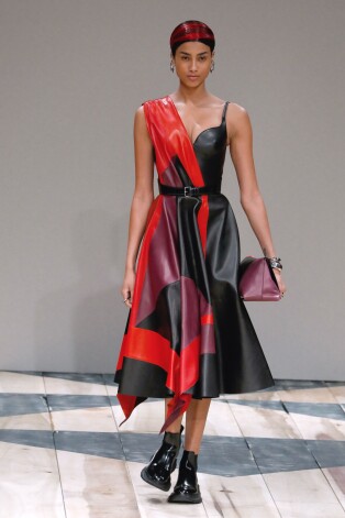 Ķeltiem raksturīgā silueta stilizācija. "Alexander McQueen" rudens/ziema 2020/2021. Parīzes modes nedēļa