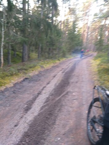 Mazgadīgais Klapkalnciemā kāpu izbraucējs bēg no vides sargiem.