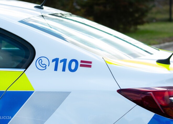 Убегая от полиции на машине, рижанин выбросил рюкзак с наркотиками