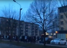 Jauniešu bars fiksēts aculiecinieku video. Kautiņā ir arī cietušie.