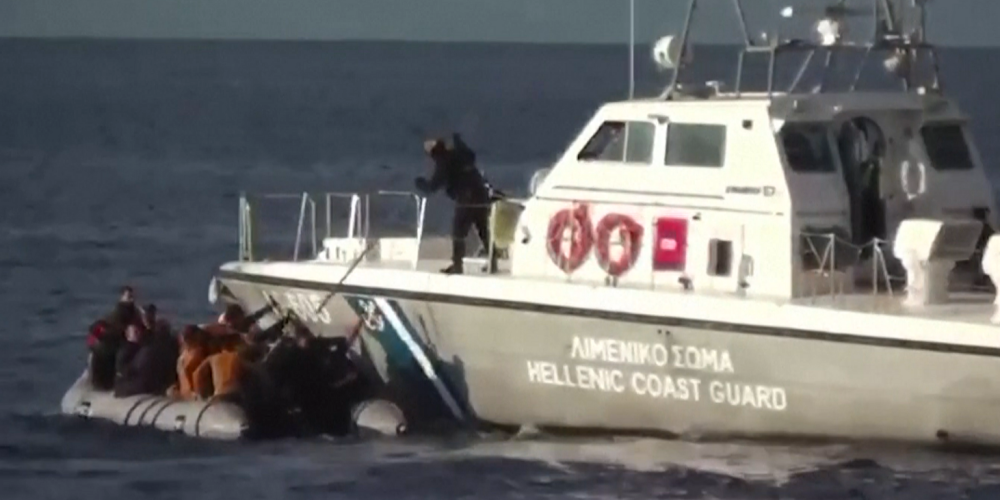 Šokējošs video atkāj, cik nežēlīgi Grieķijas krasta apsardze izrīkojas ar migrantiem gumijas laivā