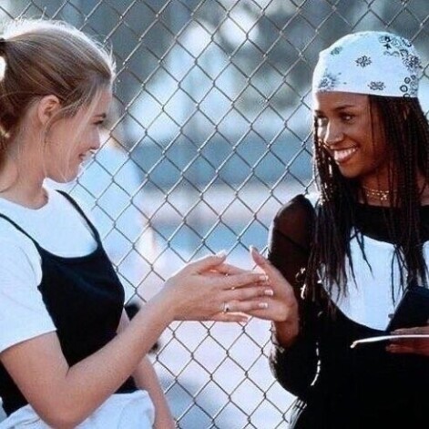 Kadrs no 90. gadu jauniešu kulta filmas  "Clueless". 1995.