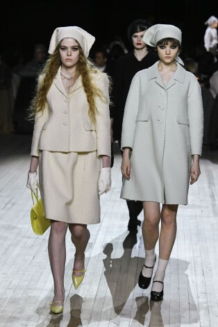 Galvas lakati. Zīmola "Marc Jacobs" modes skatē rudens/ziema 2020/2021