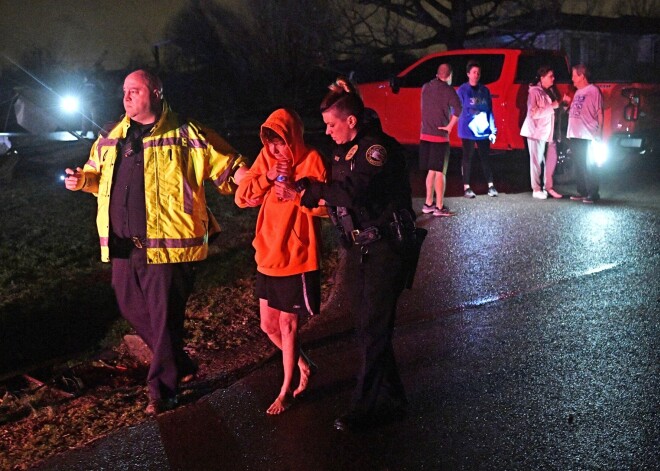 Vairākiem tornādo otrdien traucoties pāri ASV Tenesī štatam, dzīvību zaudējuši daudzi cilvēki. Desmiti tūkstoši iedzīvotāju palikuši bez elektrības.