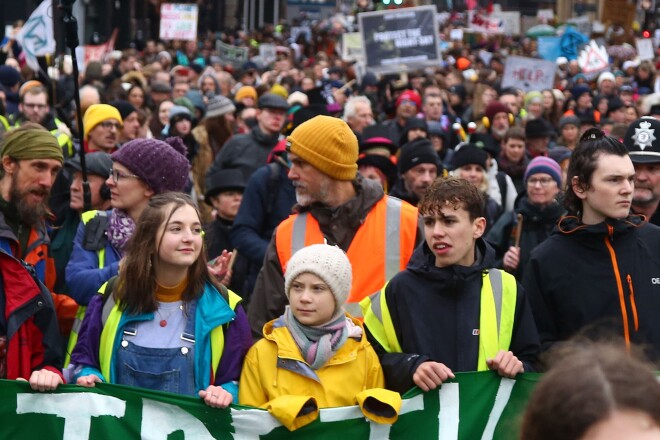 Grēta Tūnberga (centrā) ir jauniešu vidū populāra vides aktīviste. 