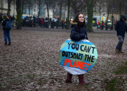 Dubļu jūra pēc klimata streika Bristolē.