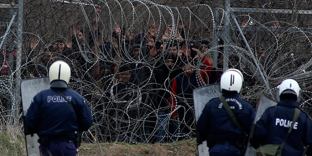 Eiropā iekļūt kārojošie imigranti grieķu policistiem met ar akmeņiem un pretī saņem asaru gāzi