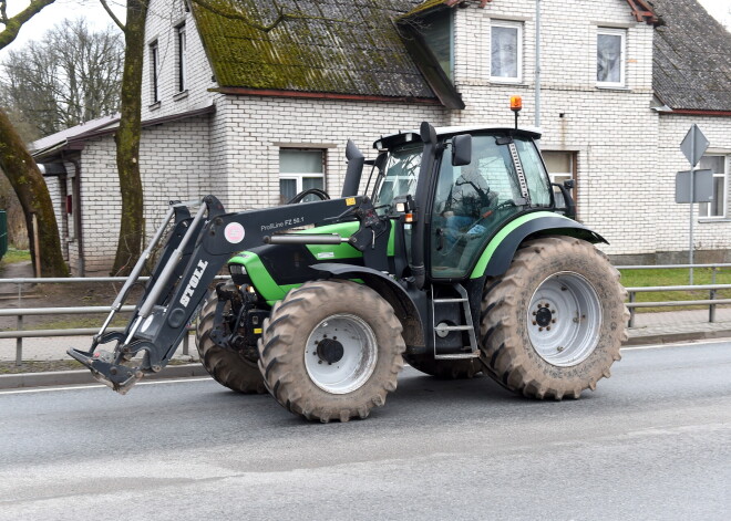 Protestētāju kolonna uz autoceļiem Jelgavas pusē izveidojusi pamatīgu sastrēgumu