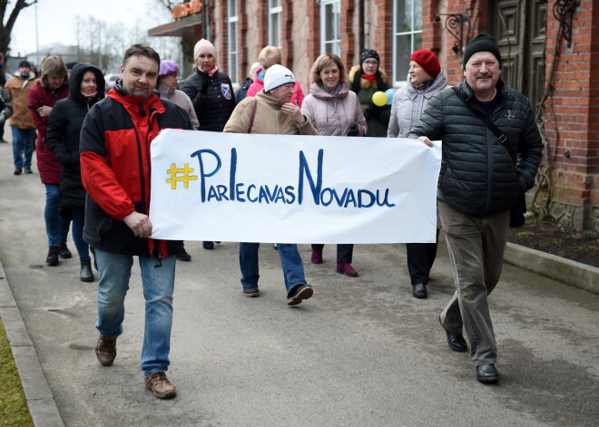 Iecavā notiek protesta akcija pret gaidāmo administratīvi teritoriālo pašvaldību reformu.