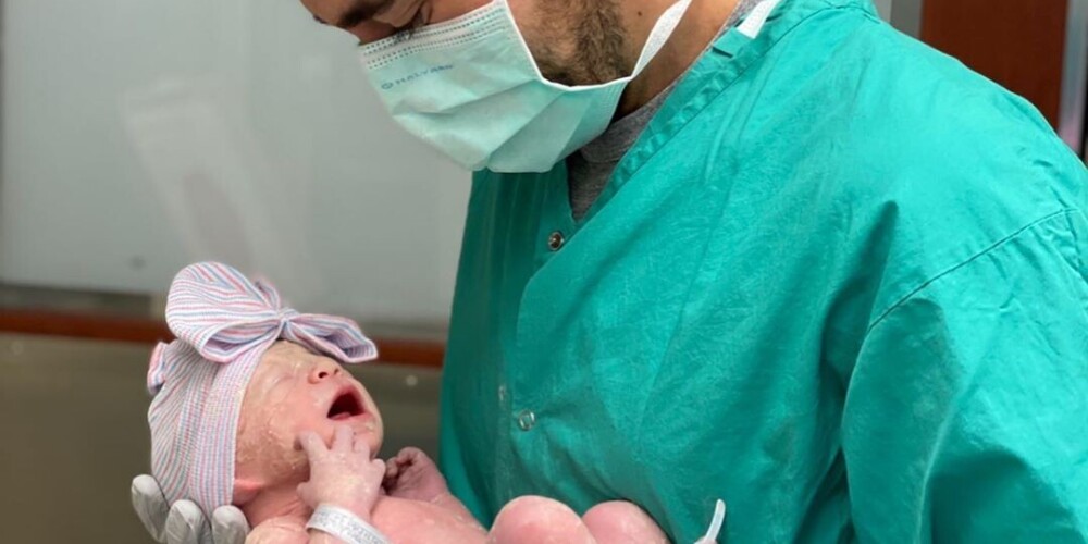 «Я меняю подгузники»: Энрике Иглесиас впервые рассказал о новорожденной дочери