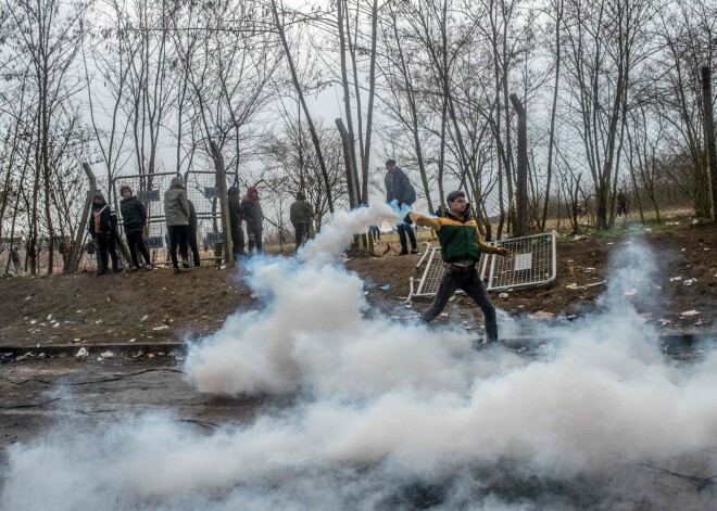 Uz Grieķijas un Turcijas robežas izcēlušās sadursmes starp migrantiem un policiju