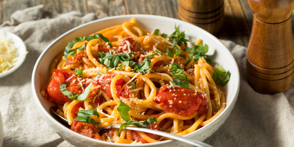 Spageti ar tomātiem un bekonu