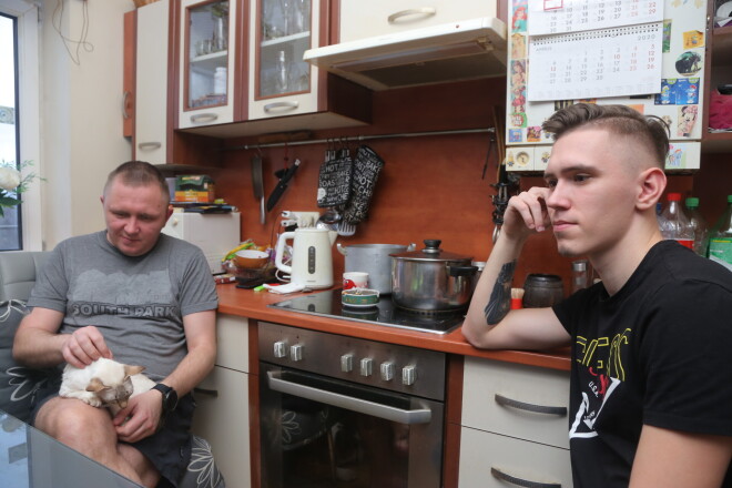"Pēkšņi dzirdu, ka māsa uztrauktā balsī sauc - tēti, tēti!" atceras Sergejs, kurš paspēja piezvanīt mediķiem un mātei.