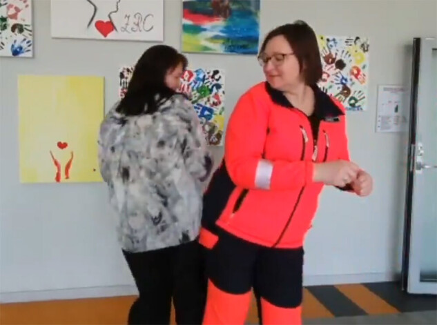 Viens no mediķu piedāvātajiem drošajiem sasveicināšanās veidiem ir dupšu bukte.