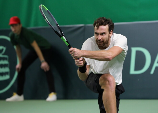 Latvijas vīriešu tenisa izlases spēlētājs Ernests Gulbis Deivisa kausa Pasaules otrās grupas "play-off" spēlē tenisa centrā "Lielupe" .