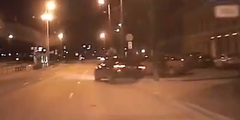 VIDEO: neadekvāts autobraucējs Rīgas centrā teju notriec cilvēku