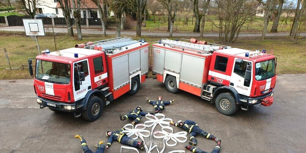 Сигулдские пожарные оригинально поздравили женщин с 8 Марта