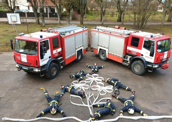 Сигулдские пожарные оригинально поздравили женщин с 8 Марта
