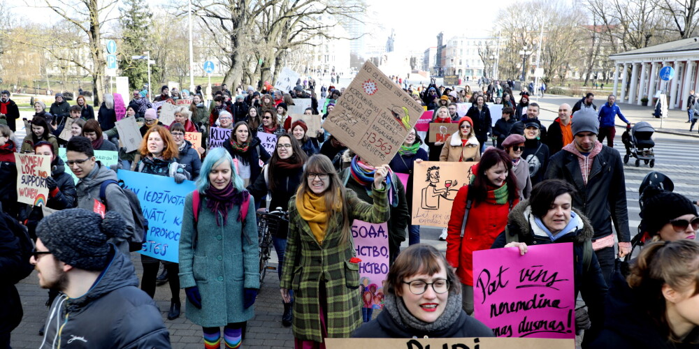 "Klusēšana ir varmākas zelts" - sieviešu solidaritātes gājiens 8. martā pulcē aptuveni 250 cilvēku