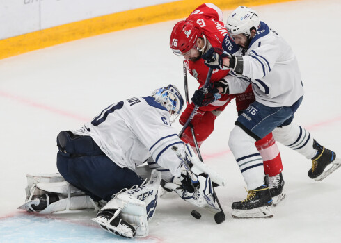 Oļega Znaroka un Harija Vītoliņa vadītā "Spartak" savā laukumā ar 3:2 (2:0, 1:0, 0:2) uzvarēja Maskavas "Dinamo" vienību, kuras pieteikumā šoreiz nebija uzbrucēja Mika Indraša.