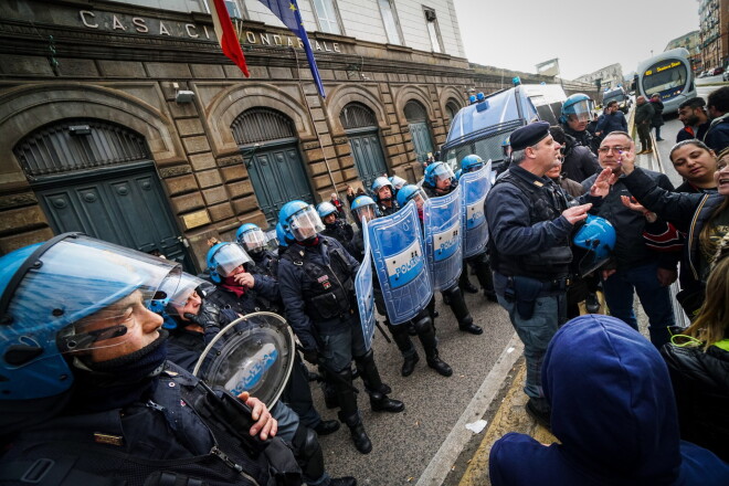 Ieslodzīto tuvinieki protestē pie cietuma Itālijā