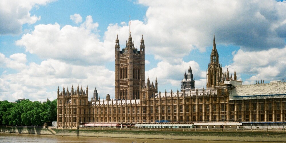 Londonā pie parlamenta nošauts ar nažiem bruņots vīrietis