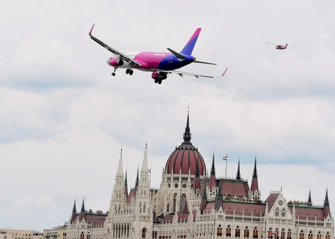 "Wizz Air" uz laiku pārtrauc lidojumus uz Itāliju un Izraēlu