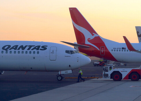 Austrālijas "Qantas Airways" aptur lidojumus ar daļu lidmašīnu un izpilddirektors atsakās no algas